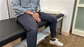 醫籲「舉弱男」拋開看診焦慮  以防延誤治療根據台灣性功能障礙諮詢暨訓練委員會統計，目前台灣40歲以上男性有半數是「舉弱男」，受勃起功能障礙困擾，台灣男性學暨性醫學醫學會11日鼓勵男性切勿因看診焦慮而延誤治療，透過性健康診斷，不僅可以發覺未知的慢性病，更能改善生活品質。圖為示意圖。中央社記者沈佩瑤攝  112年11月11日