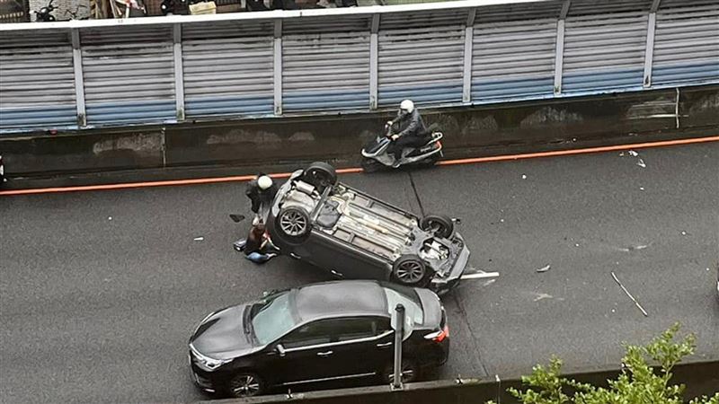 新／疑趕上班　女自撞祥和路分隔島翻車