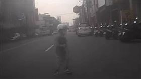 ▲台中男童竟無端穿越快車道上嬉戲，險象環生畫面讓駕駛傻爆眼。（圖／CTWANT）