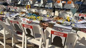 以色列陸軍總部前的藝術裝置，用以紀念遭擄走的人質。（圖／美聯社／達志影像）