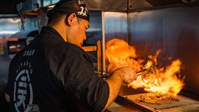 以職人直火料理精神，堅持精煉技法、精選食材，追求火烤美味之極致。（圖／品牌業者提供）