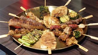 父親負債上億 女兒夜市賣串燒還債