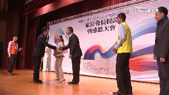 阿嬤會長助學30餘年　攜小學師長守護孩子