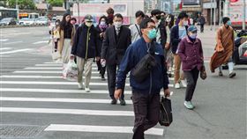 北車斑馬線/行人/人潮(記者陳弋攝影)