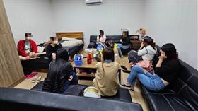 台南市中華東路上一家護膚美容店從事半套性交易，並以「鄰家靚女，技術本位」在網路上攬客