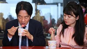 賴清德、高嘉瑜吃湯圓民進黨總統參選人賴清德（中）13日到台北市內湖區碧山巖開漳聖王廟禮斗法會祈福，與北市港湖立委參選人高嘉瑜（右）及在地鄉親一起吃湯圓。中央社記者王飛華攝  112年11月13日