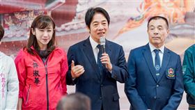 民進黨主席暨總統參選人賴清德今（13）日前往台北府城隍廟祈福，並輔選民進黨立委參選人許淑華。(圖/賴清德競選辧公室提供)