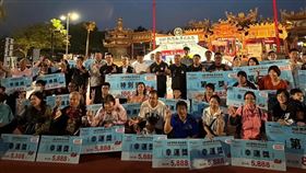 台南南鯤鯓廟與雲嘉南管理處舉辦的「平安鹽祭」是世界最大鹽祭典，近年更被列入台灣觀光雙年曆的國際級活動，廟方今年準備總獎金50萬元的跋桮挑戰賽，昨天（12日）有2位參賽者同樣獲得10個聖桮數，經抽籤後，由家住台南的台東大學學生潘慶嶸奪得16萬8888元的最大獎。