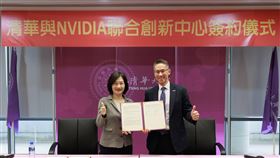 國立清華大學與NVIDIA成立聯合創新中心，高為元校長（右）與NVIDIA全球副總裁暨台灣區邱麗孟總經理代表簽約。（圖／翻攝自國立清華大學粉專）
