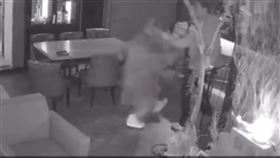 一名在臉書上有近萬人追蹤的亮麗電眼小模，日前疑因與男友感情出現問題，雙方相約在北市松山區一間餐酒館協商，不料男方竟失控爆走，朝小模揮拳、猛踹，整施暴過程約2分鐘，全被店家監視器拍下，畫面流出後這起事件才曝光