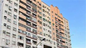 大樓中間驚見洞口！他問：「這個孔是…」釣出專家回應