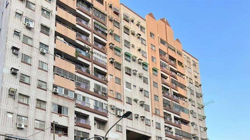 大樓中間驚見洞口！他：這孔是…專家回應
