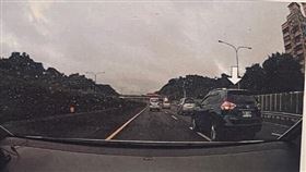 高速公路變換車道　他「有打方向燈」仍挨罰？老司機一看全怒了