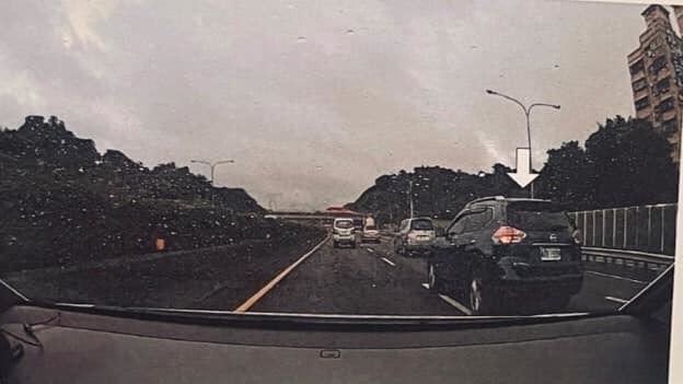 打方向燈換車道仍挨罰？老司機一看全怒了