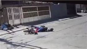 劫車下秒現世報！搶匪發動機車不到3秒　「倒地猝死」畫面曝