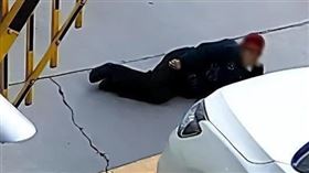 中國河南鄭州2019年發生一起駕駛輾死老婦的事件。（圖／翻攝自網易新聞）