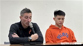 桃園領航猿總教練卡米諾斯、盧峻翔出席賽後記者會。（圖／記者蔡厚瑄攝影）