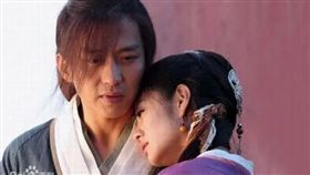 ▲小說中趙敏和張無忌雙宿雙飛，結局美滿。（示意圖／翻攝自百度百科）