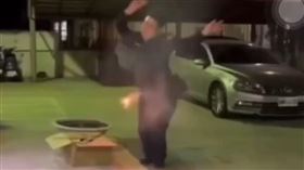 彰化員警即將離職，拍下屁股夾仙女棒，在派出所前跳舞的離譜畫面。（圖／取自抖音）