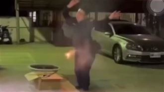 警將離職　抽菸、屁股夾仙女棒跳舞片瘋傳