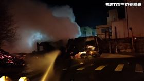桃園觀音區深夜，一輛鋪路機不明原因突然起火。（圖／翻攝畫面）