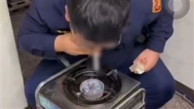 彰化員警即將離職，拍下屁股夾仙女棒，在派出所前跳舞的離譜畫面。（圖／取自抖音）