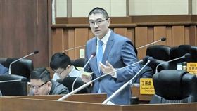 申請電動機車補助僅33人  謝國樑擬增共享模式基隆市青年電動機車補助上路3週僅33人申請，市議員指市民不買單，勸基隆市長謝國樑「回頭是岸」。謝國樑（前）26日在市議會表示，正考慮採雙軌模式，除續推補助外，也考慮提出共享機車。中央社記者王朝鈺攝  112年10月26日