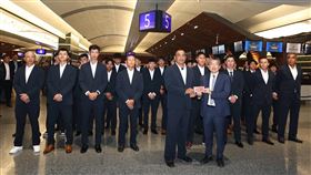 ▲中華職棒會長蔡其昌致贈亞冠賽台灣隊100萬日圓加菜金。（圖／中華職棒聯盟提供）