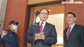 立法院長游錫堃今（14）日上午出席「台灣民主百年追求」系列特展套書發表記者會前受訪。（圖／記者盧素梅攝影)