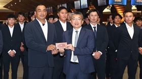 ▲中職亞冠賽代表團出發，會長蔡其昌致贈100萬加菜金。（圖／中華職棒大聯盟提供）