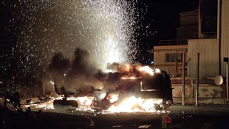 鋪路機疑挖破管線全面燃燒　駕駛變焦屍