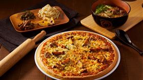 拿坡里的 「原汁牛肉麵披薩」以三商巧福原汁原味的牛肉麵湯頭為披薩基底，搭配著鮮嫩的牛肉塊和滷蛋，加入Q彈麵條，為整體帶來更豐富的口感。三商巧福「招牌酸菜」更是這道披薩的靈魂配角。（圖／三商餐飲提供）