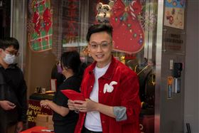 ▲涂誠文1月間才在自己經營的睿森銀樓向低收入戶發紅包。（圖／翻攝自睿森銀樓臉書）