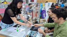 義大利籍高專人才黃捷楷歸化受聘國立成功大學任教的台灣女婿黃捷楷（右）8日在太太黃美滋陪同下，前往台南市府東戶政事務所領取中華民國身分證，成為全市首名義大利籍科技領域高級專業人才資格的歸化人士。（移民署提供）中央社記者張榮祥台南傳真  112年11月14日