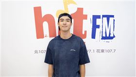 陳昊森為新專輯《Almost Human》到電台宣傳。（圖／Hit Fm聯播網 提供）