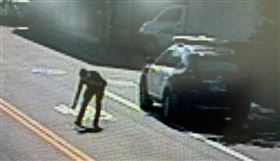 路邊驚見「嫁好尪」紅包　台中婦硬頭皮撿（圖／翻攝畫面）