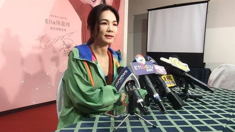 Ella幫小腰果洗屁屁　被問Selina密婚鬆口
