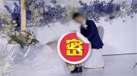 ▲婚禮上新娘為新郎脫襪洗腳。（圖／翻攝自微博視頻）