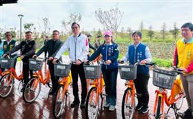 ▲張善政騎Youbike視察桃林鐵馬道第3、4期完工成果。（圖／桃園電子報）