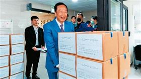 郭台銘親11月1日送連署書至台北市選委會，但全台有16個地檢署都在偵辦連署行賄案。