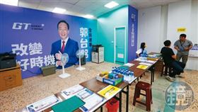 郭台銘連署站不見人潮，但最後仍送交103萬份連署書，引發檢調質疑。