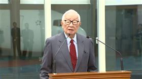 張忠謀發表行前談話。