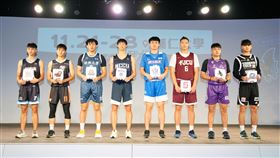 世新男籃主將陳將双（左3）頂著一頭髒辮新造型現身。（圖／大專體總提供）