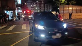 胡姓女子駕駛黑色休旅行經大觀路三段160巷，不料意外輾過倒地的孫男。（圖／翻攝畫面）