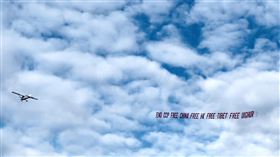 抗議習近平訪美中國國家主席習近平預計今天抵達舊金山。民運人士周鋒鎖等人早上在舊金山東灣小型機場，以飛機拉開寫上「終結共產黨」的橫幅。（趙昕提供）中央社記者張欣瑜舊金山傳真 112年11月15日