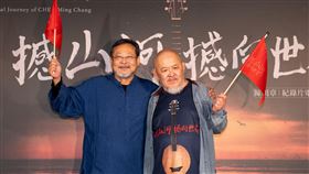 陳明章（左）和導演林正盛《撼山河 撼向世界》（圖／我們之間影像製作有限公司 提供）