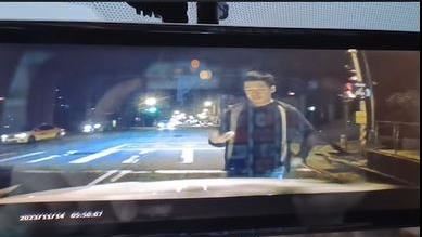 台中「怪男」隨機強開車門　嚇壞女駕駛