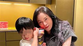 李亞萍（左）開心替余苑綺兒子慶生。（圖／翻攝自臉書）