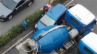 水泥車換車道撞轎車　她打轉180度卡死