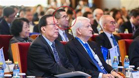 ▲北京論壇的官媒報導照片中，特寫中國日報社社長兼總編輯曲瑩璞及北大書記郝平合照，蕭旭岑〈紅圈者〉就在二人位置後方。（圖／翻攝自北京大學新聞網）